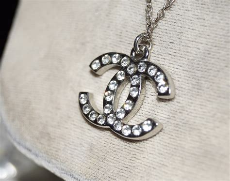 chanel pendant fake